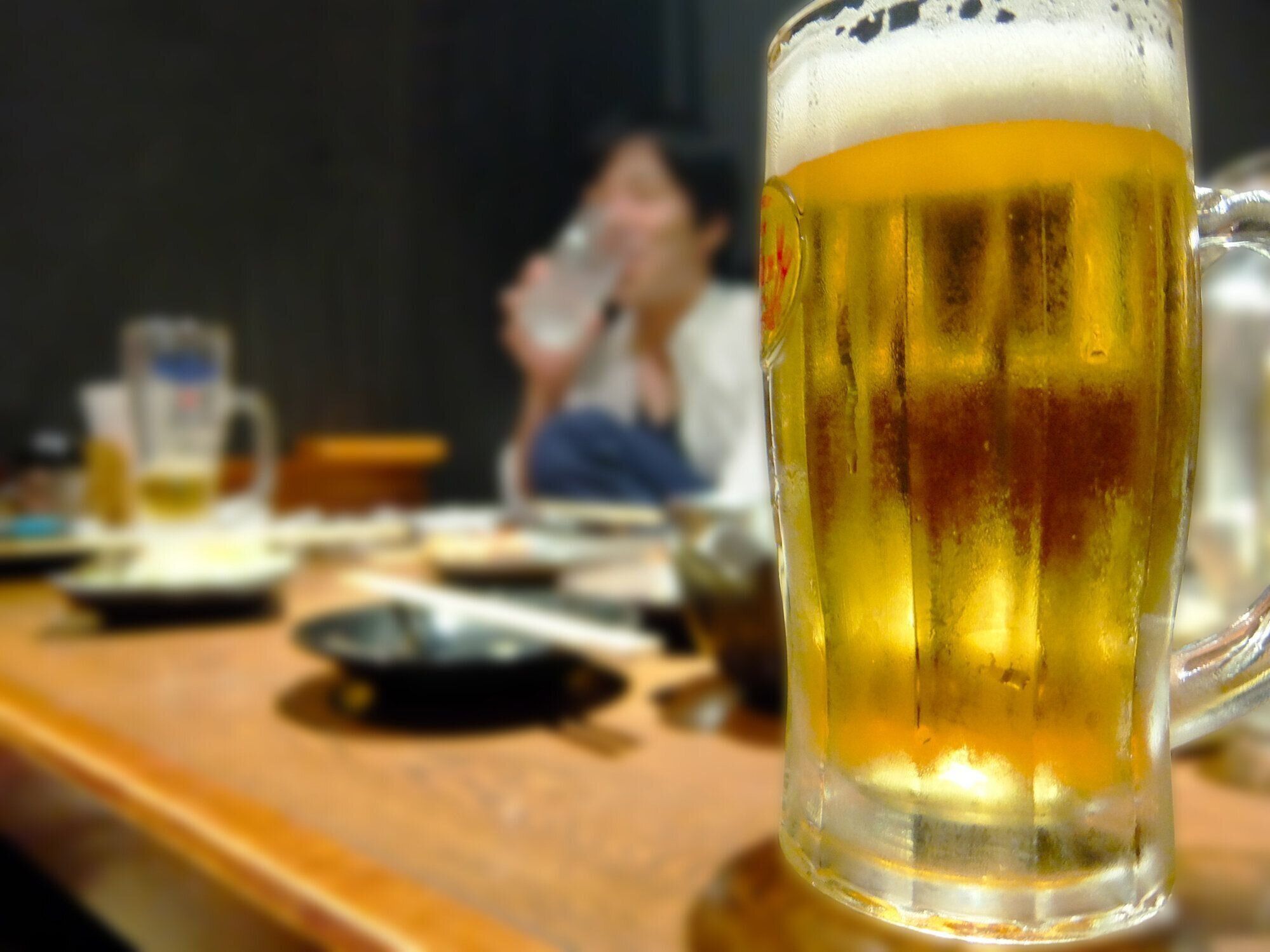 ビールマグカップと飲み会のテーブル