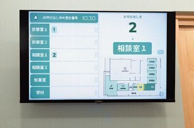 呼び出しパネルは院長がAIで自作。見取り図もわかりやすい！