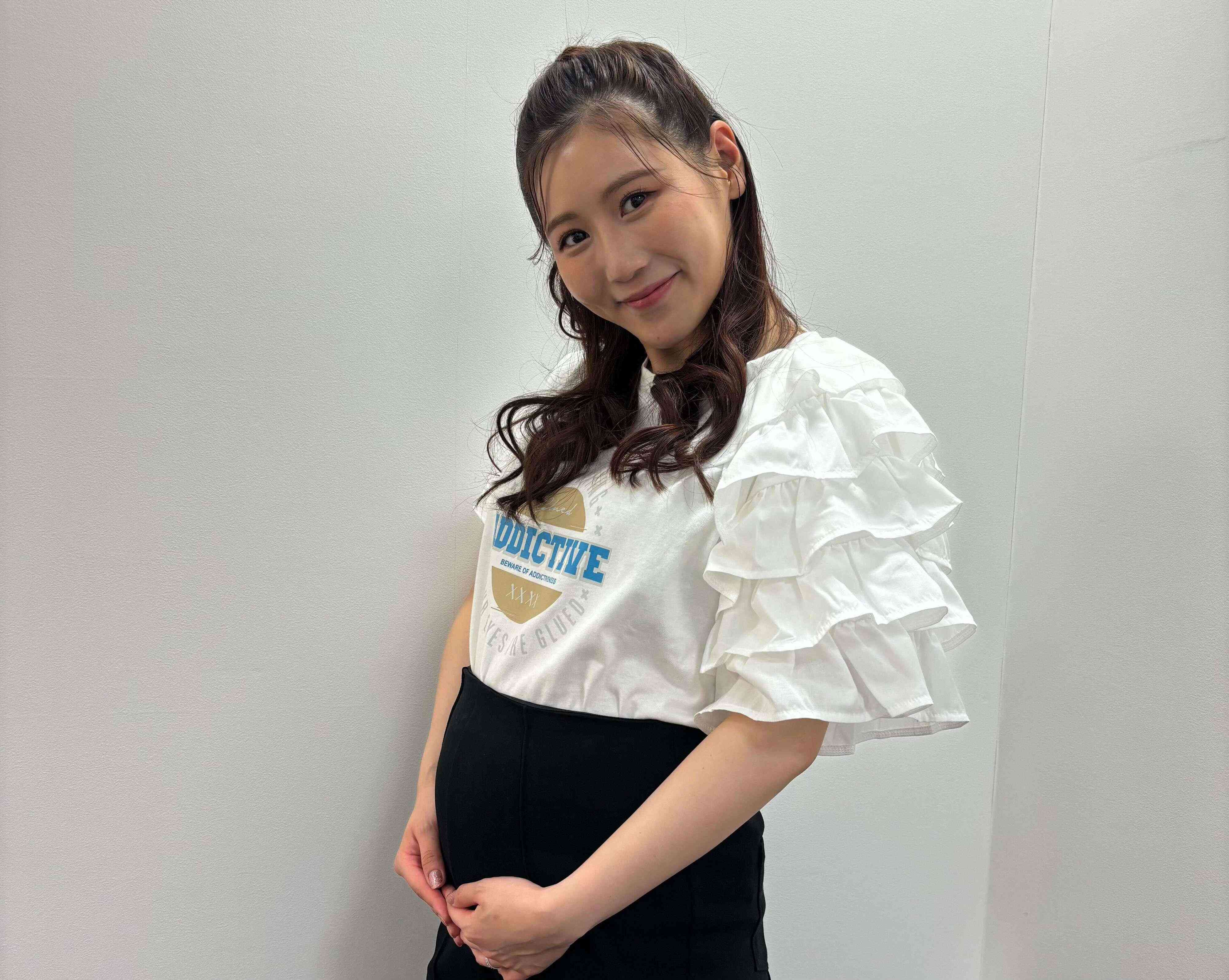 おなかがふっくらし始めたころの西野さん。仕事場でのオフショット。