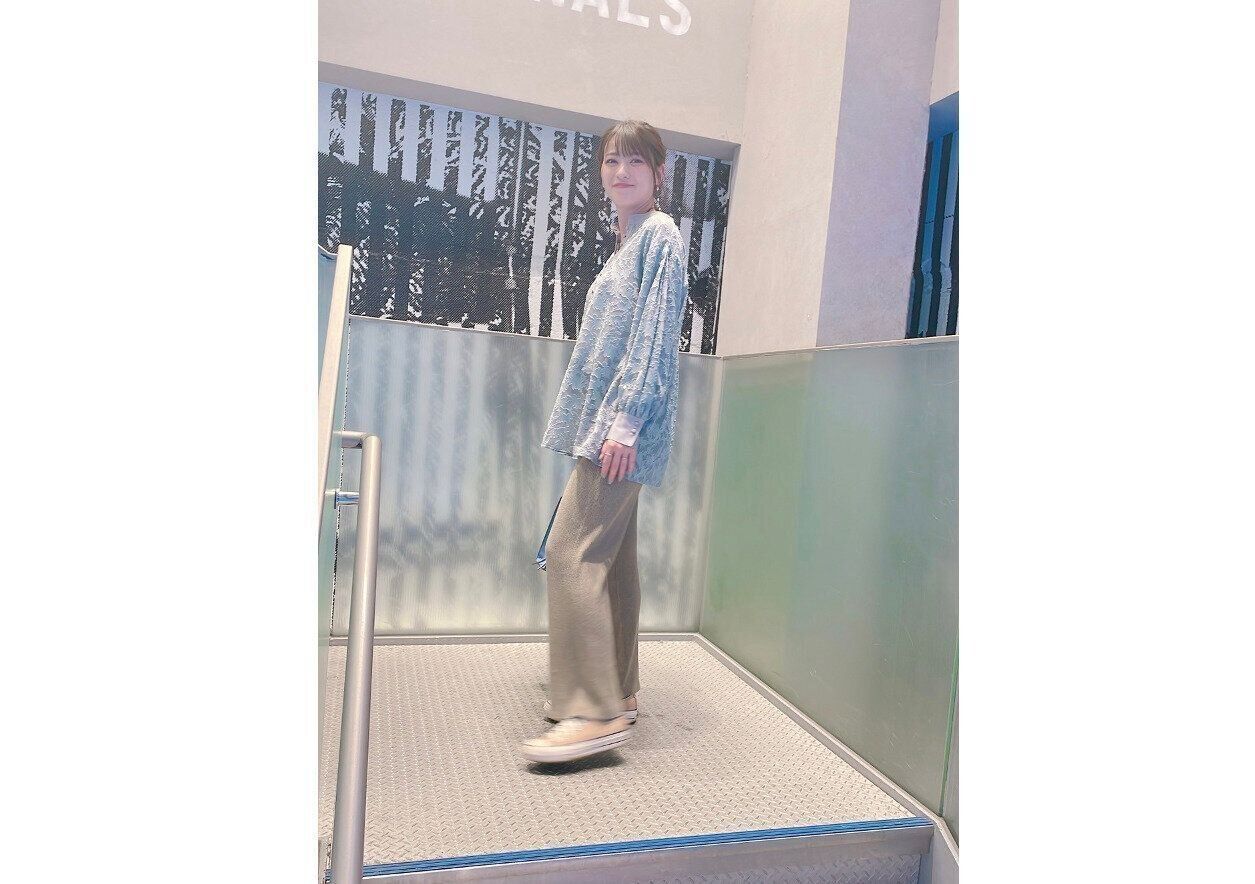 仕事の合間のオフショット。おなかが少しふっくらした矢島さん。