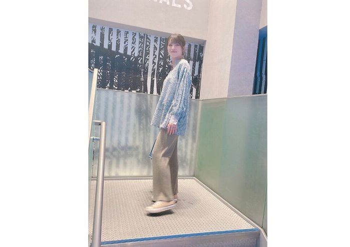 仕事の合間のオフショット。おなかが少しふっくらした矢島さん。