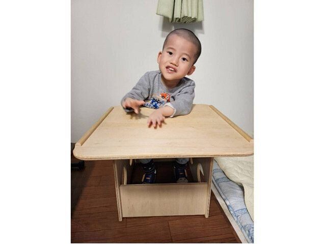 補助をして座るTくん