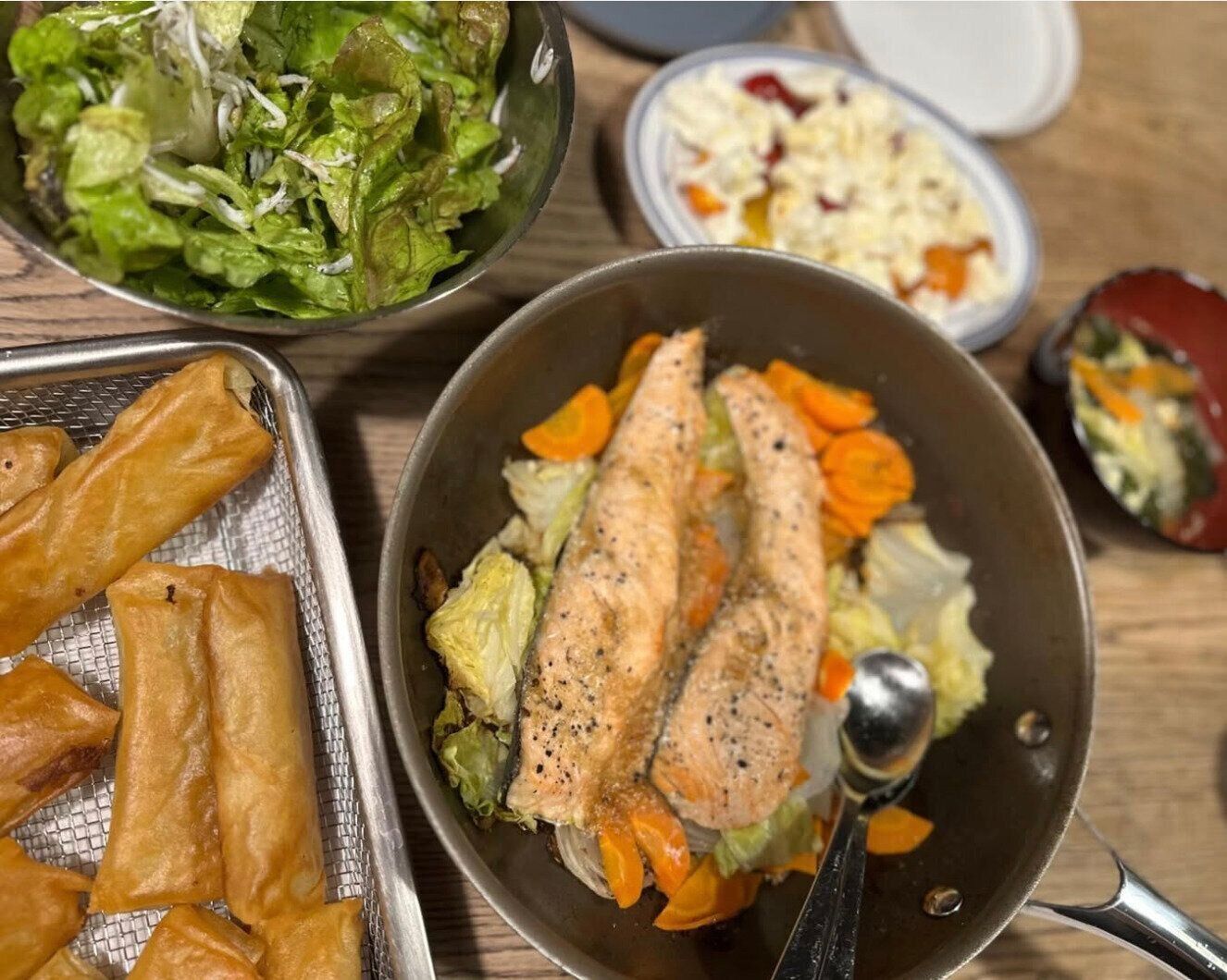 子どもたちにも手伝ってもらったという、夕食の一枚。（藤本美貴さんのInstagramより）