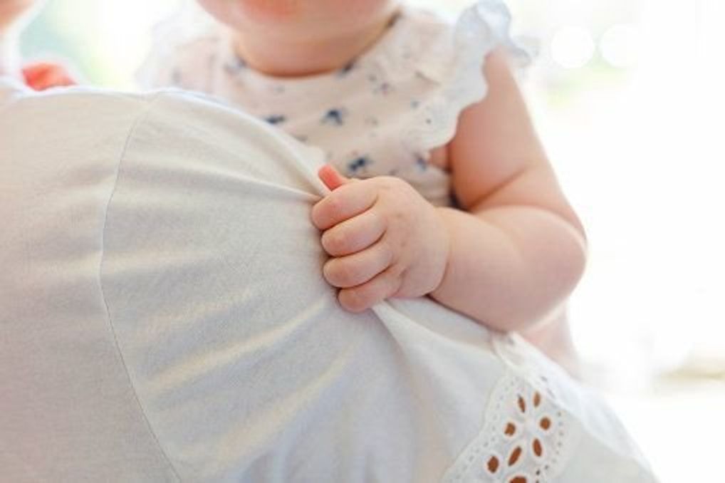 子どもに靴を履かせたまま抱っこやおんぶをするのは マナー違反 みんなの意見を聞いてみた たまひよ 子どもに靴を履かせたまま抱っこやおんぶをするのは マナー違反 みんなの意見を聞いてみた たまひよ