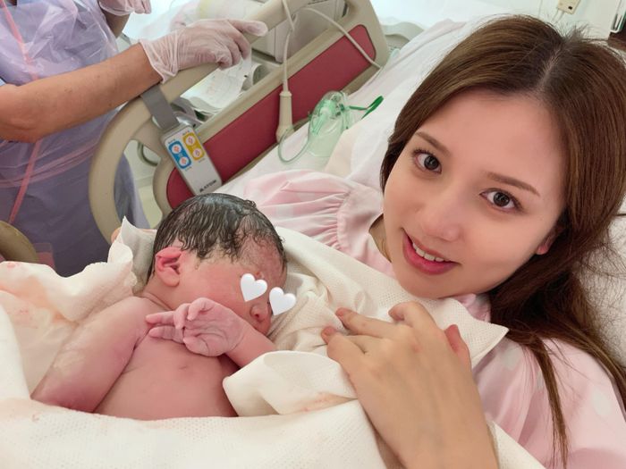 二女を出産直後の丸高さん。