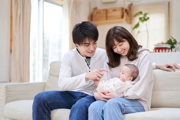 赤ちゃんを抱くアジアの家族