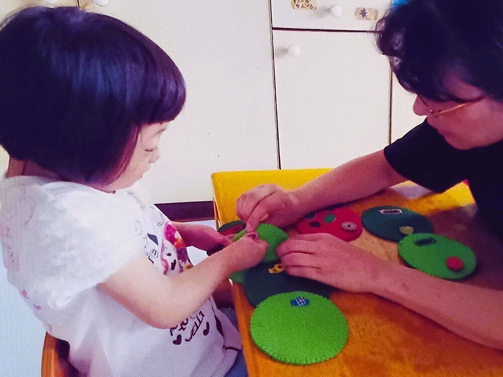親子入所中、手先を使ったリハビリの様子