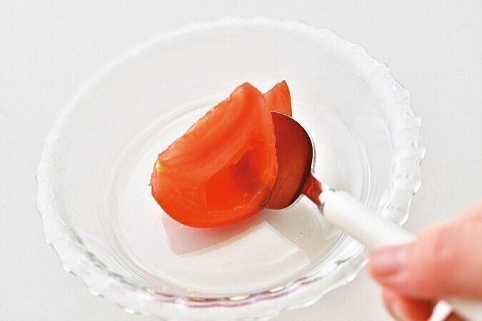 ●トマトの皮をむく（スプーンで）