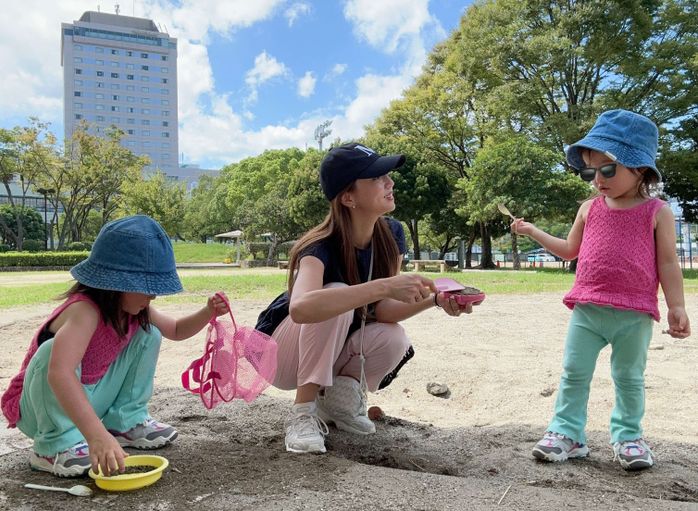 娘さん2人と公園で遊ぶ丸高さん。