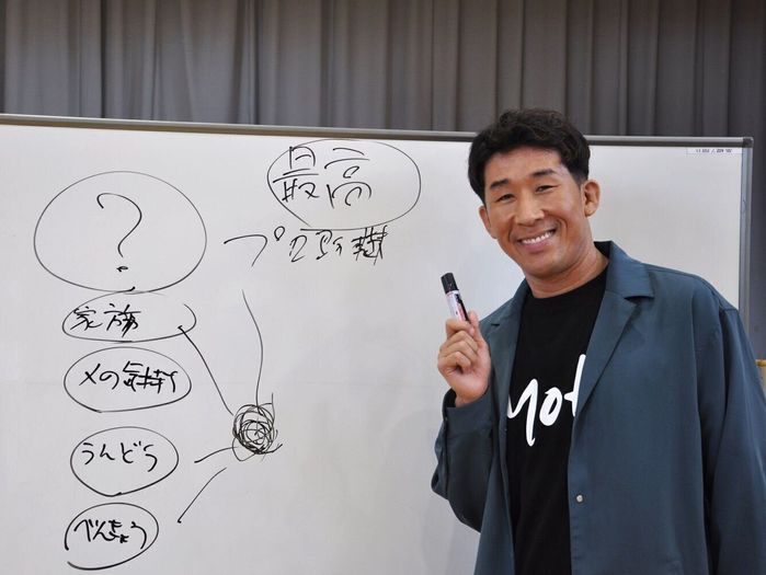小学校で講演をする田村さん。