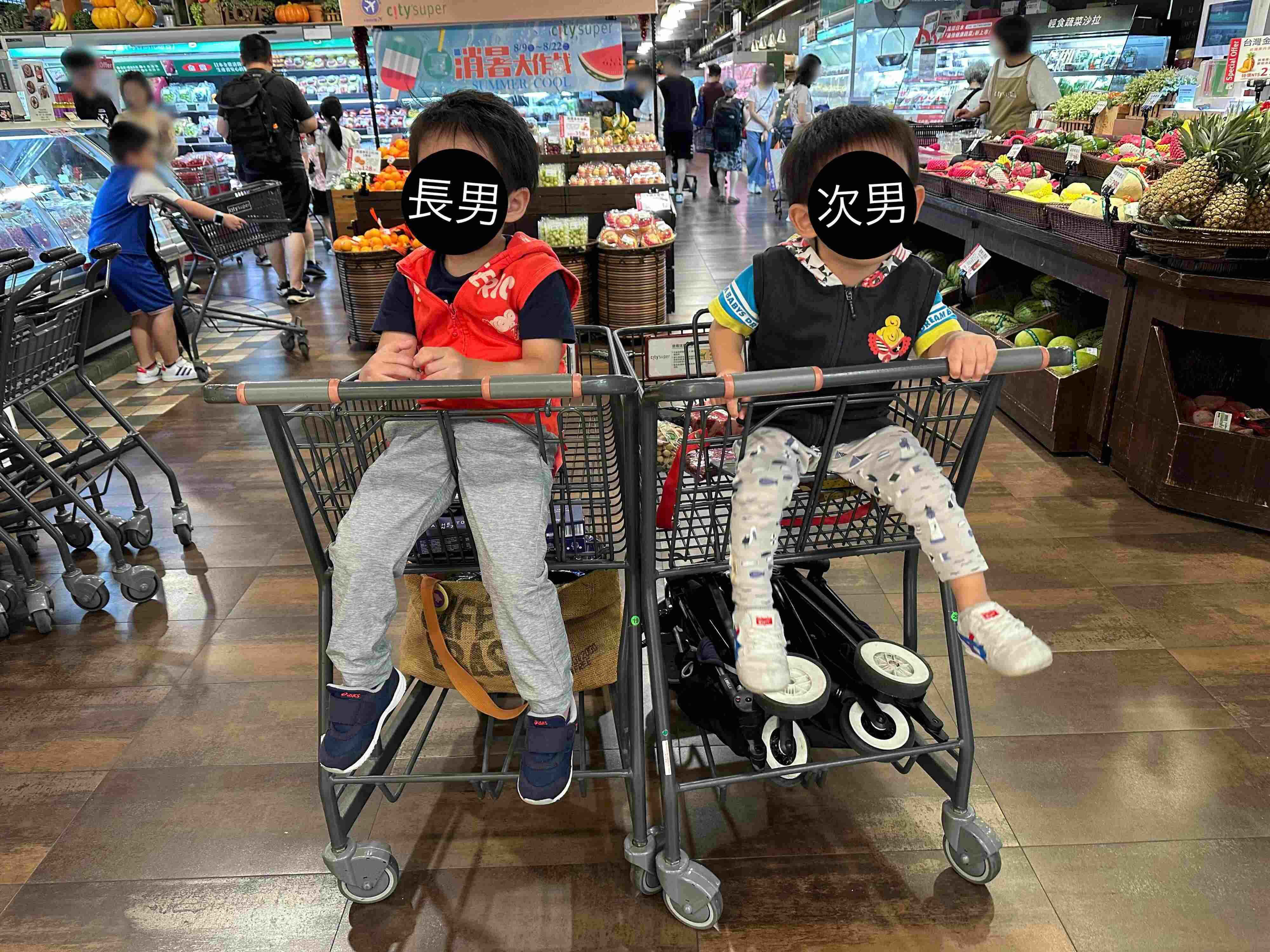 台湾のスーパーで息子さんと買い物。