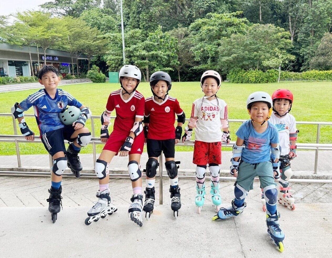 インラインスケートを楽しむ6人の子どもたち。