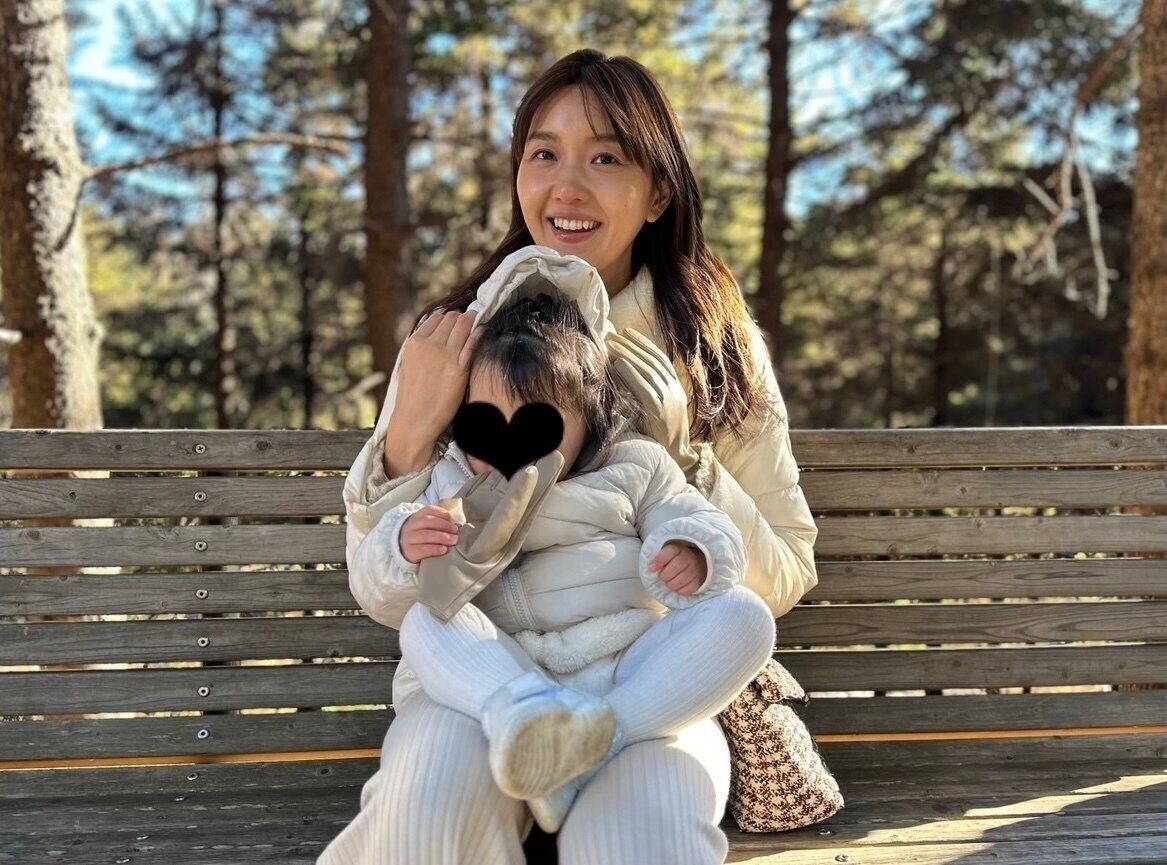 公園へお出かけ中の、静さんと娘さん。