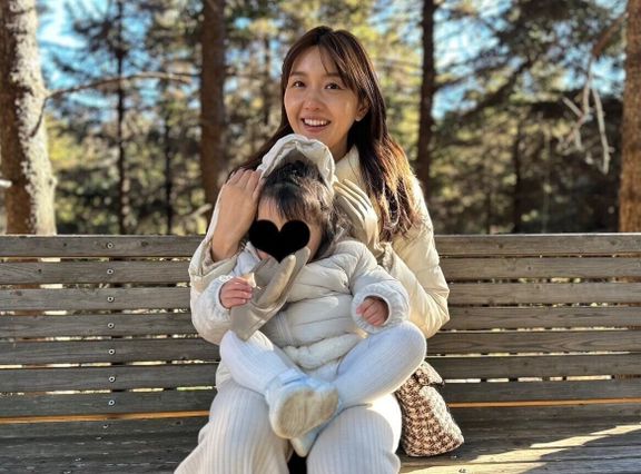 公園へお出かけ中の、静さんと娘さん。