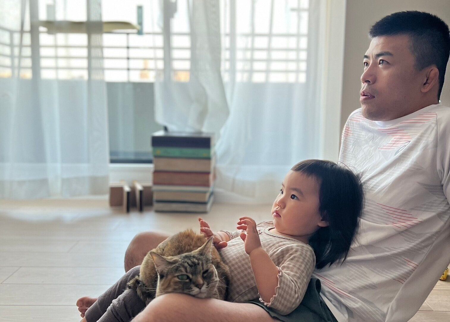 文田さんのひざの上に長女、長女のひざの上にわさびちゃん。