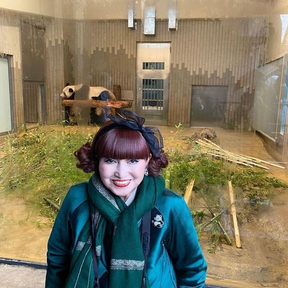 パンダの前で写真を撮る、黒柳徹子さん。