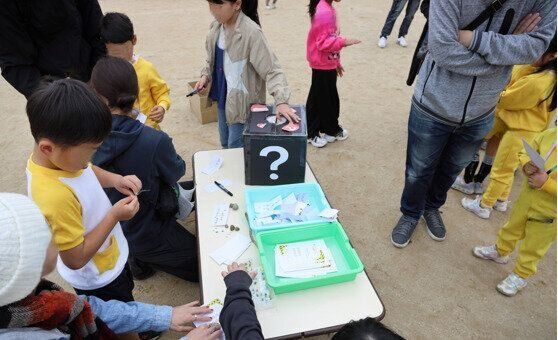 子どもたちのやりたいことを詰め込んだ、お題ゲーム。子どもたちが考えたお題は「バッタを捕まえる」「泥団子をつくる」など、大人が驚くような発想が