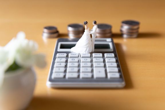 結婚式と結婚生活と計画のお金のイメージ