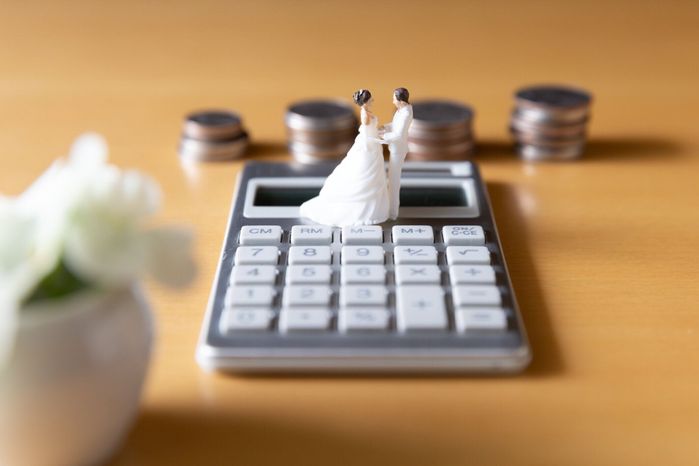 結婚式と結婚生活と計画のお金のイメージ