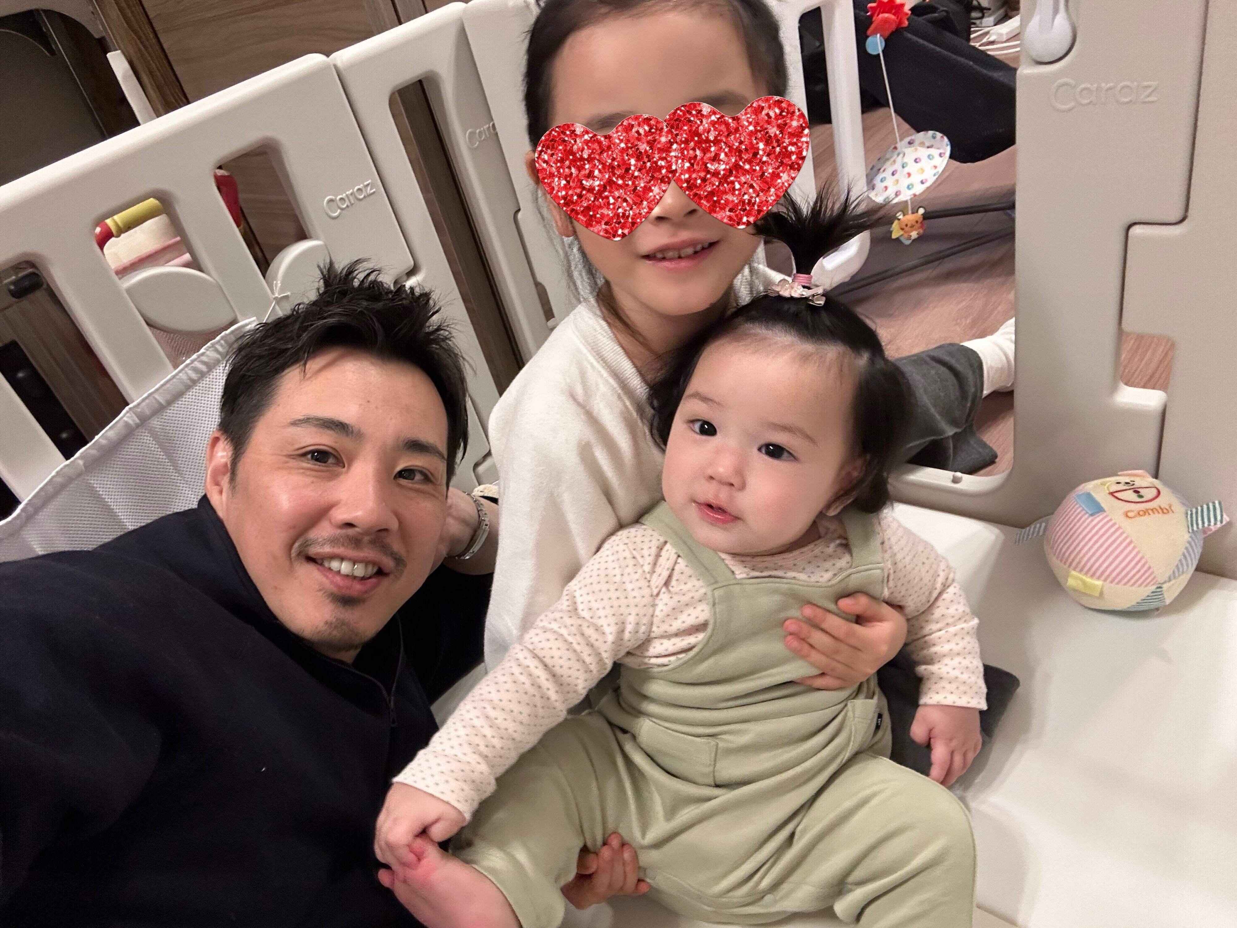 藤原さんと娘さんたち。