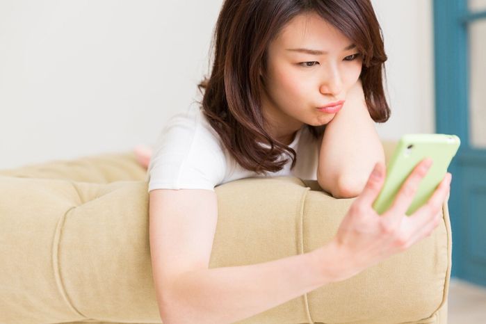 スマート フォンを使用して女性が思うに、