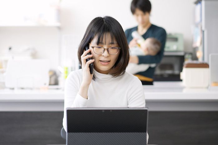 自宅でのアジア女性テレワーク