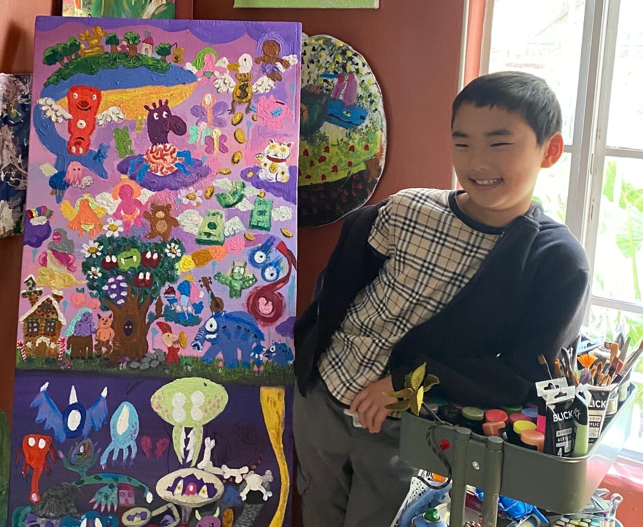 息子さん、自身のアート作品と一緒に。