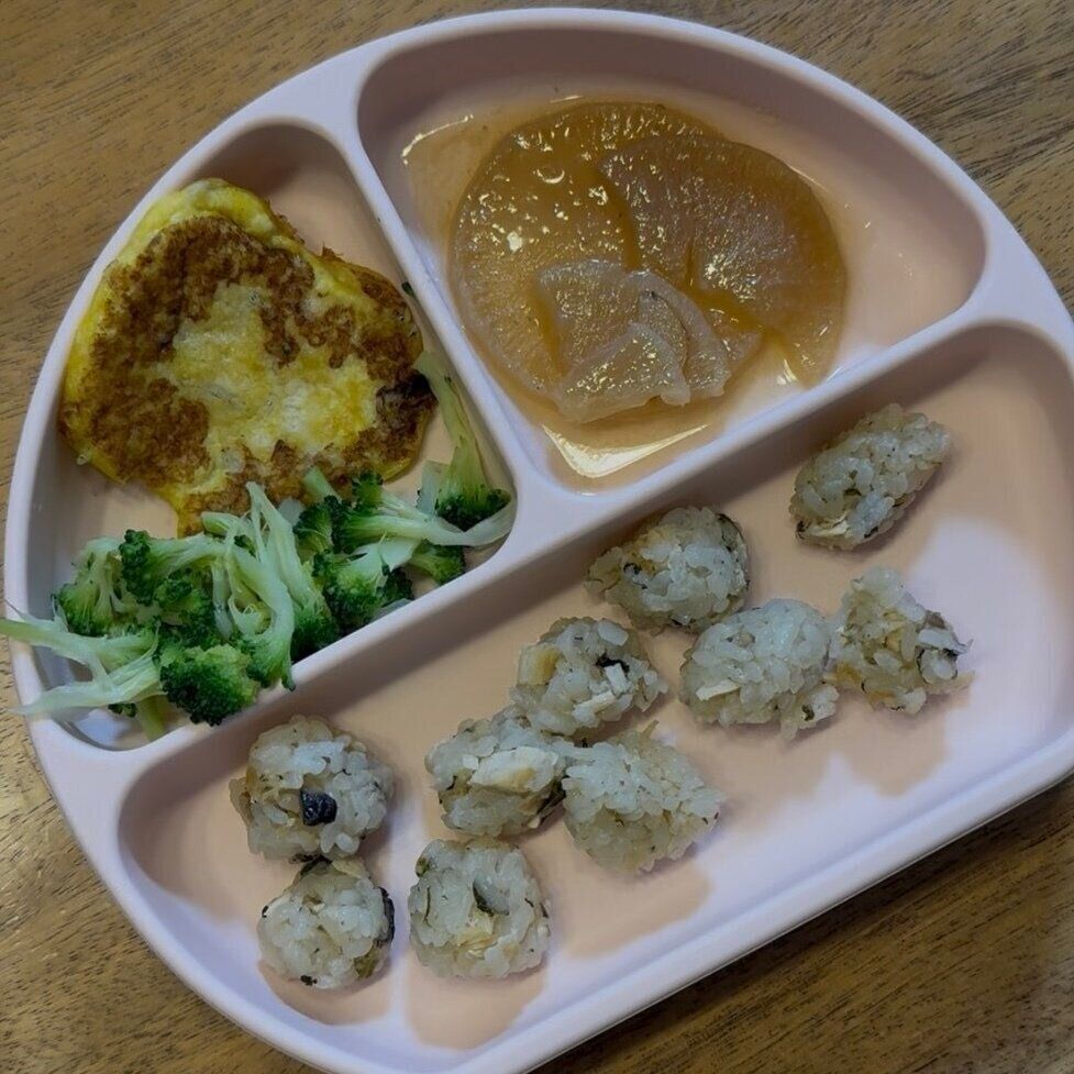 にこりちゃんのある日の食事。つかんで食べるのも上手に。