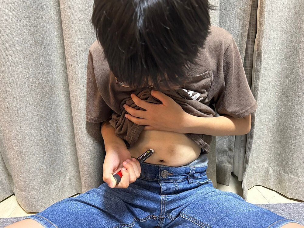 インスリン注射を打つ真浩くん