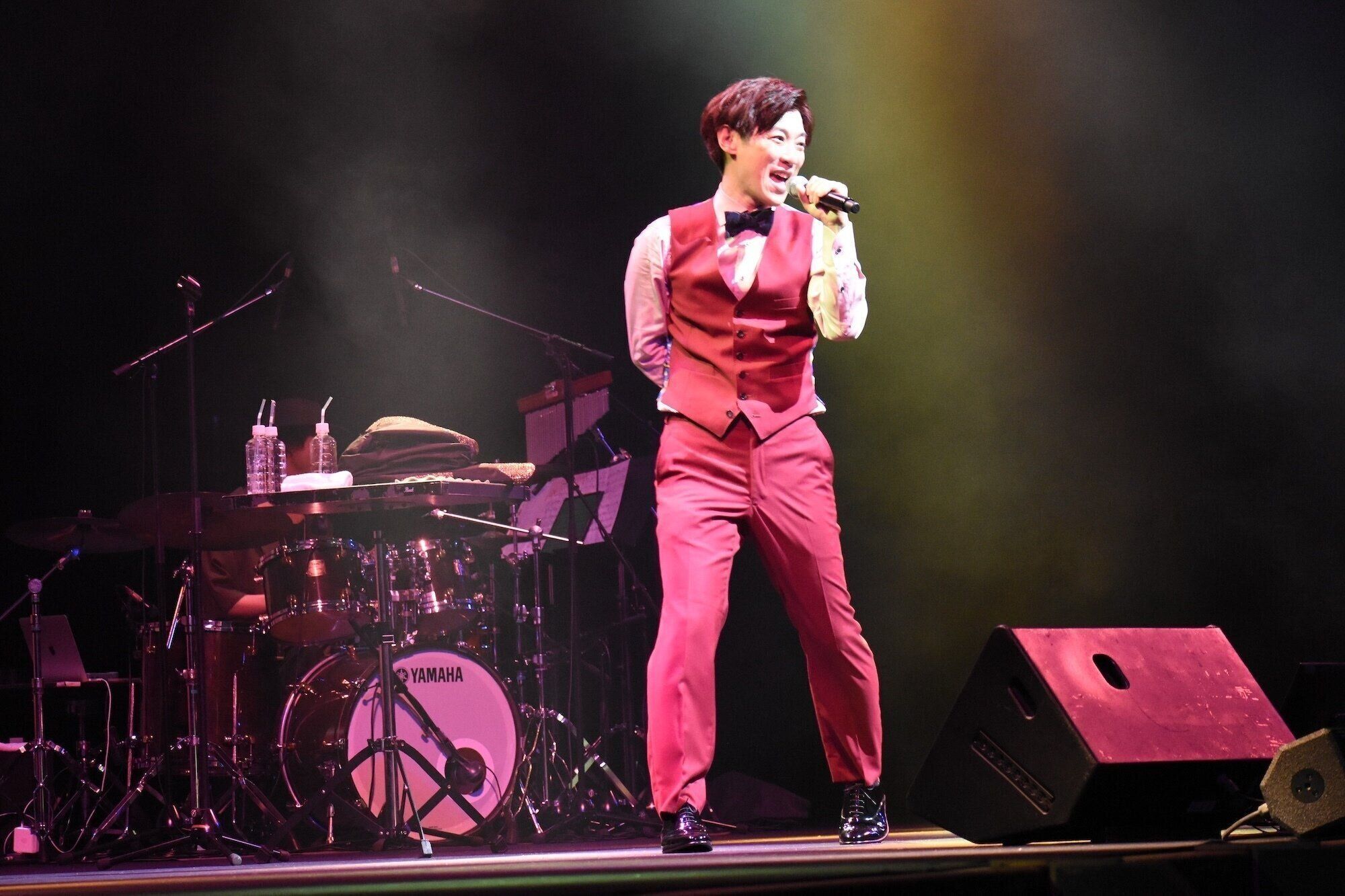 コンサートで歌う、横山さん。