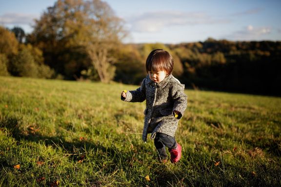 秋の森林公園で赤ちゃん女の子プレイ