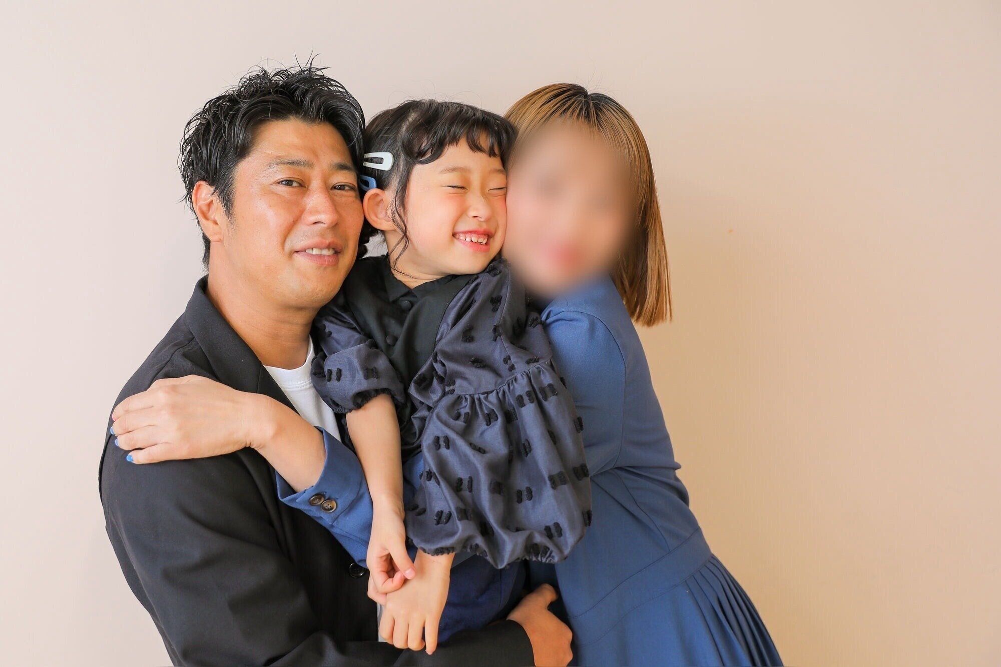 いつも仲よしの尾形さんとさくらちゃん、妻のあいさん。尾形さんもパパの顔に。