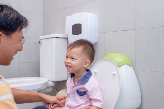 父教育息子家族トイレ、かわいい小さなアジア 2 年古い幼児の少年子供のため公衆トイレを使用することを学ぶ子供のための公衆トイレを使用するには