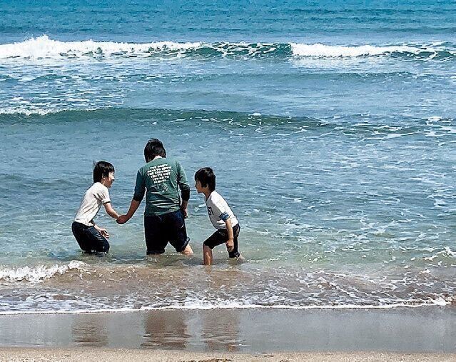 海で思いっきり遊ぶ子どもたち。男子3人のパワーはスゴイ!
