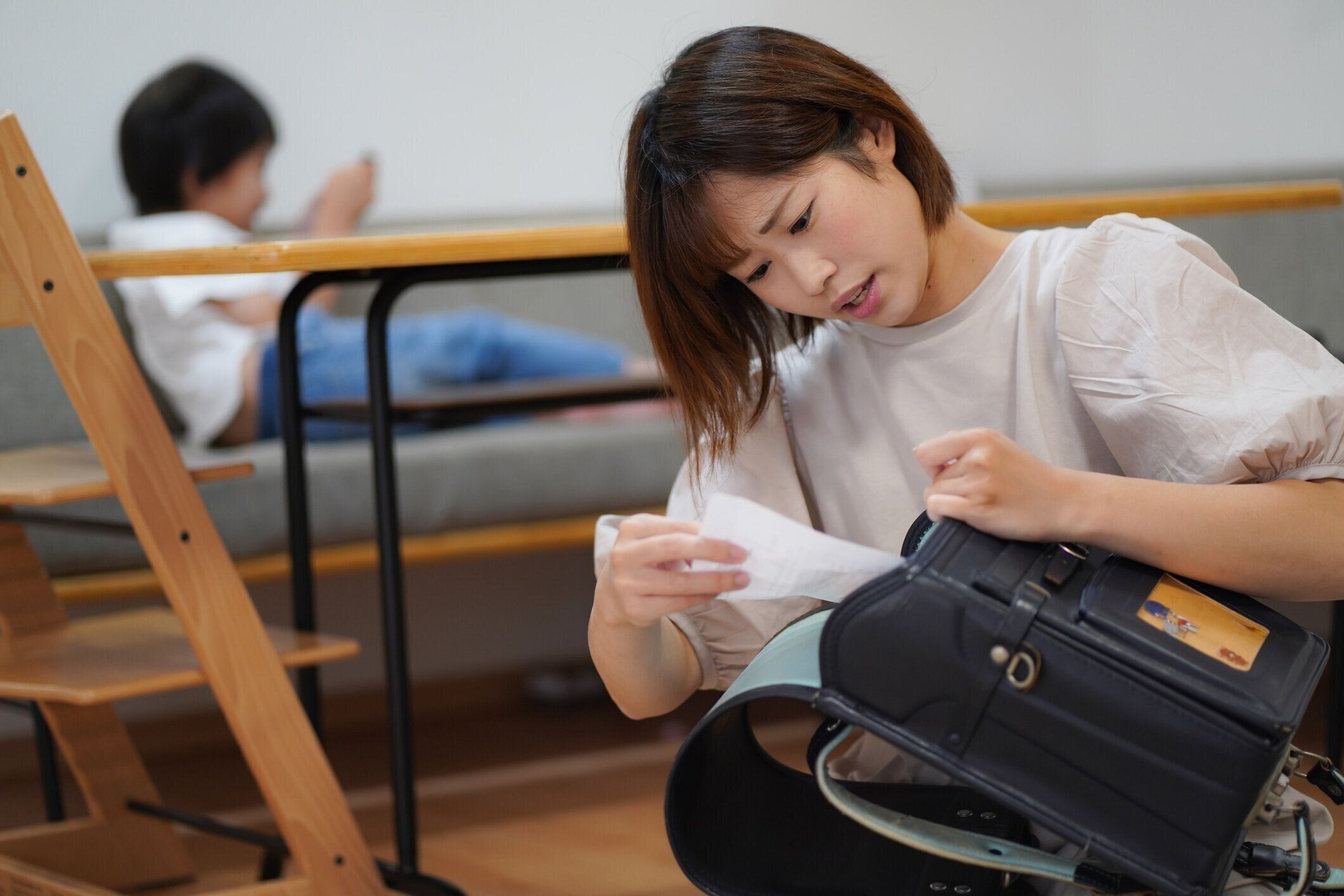 スクールバッグに入った両親の配布資料を見つけた母親