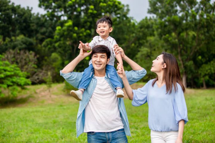 若い両親は子供にビューを表示します
