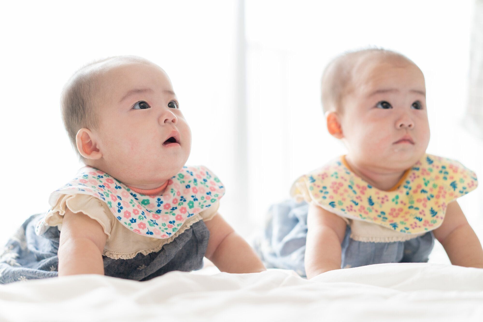 双子・三つ子って単胎の子に比べて発達が遅いって本当？【専門家監修】