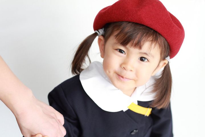 (3 歳) の彼女の母の手を握り締めて幼稚園制服を着た日本人の女の子