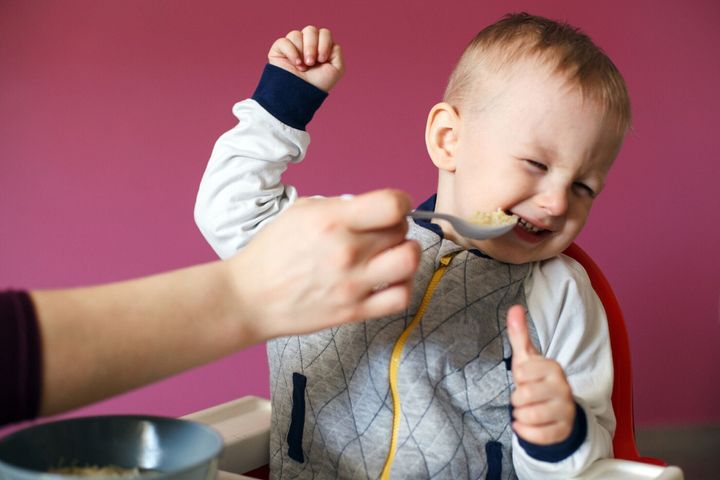 小さな男の子はスープを食べたくない。子供は食べたくない。