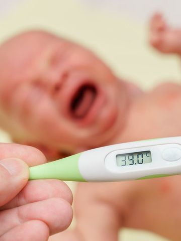医師監修 赤ちゃん 熱が出た 0歳 1歳 症状別 受診の目安とホームケア たまひよ