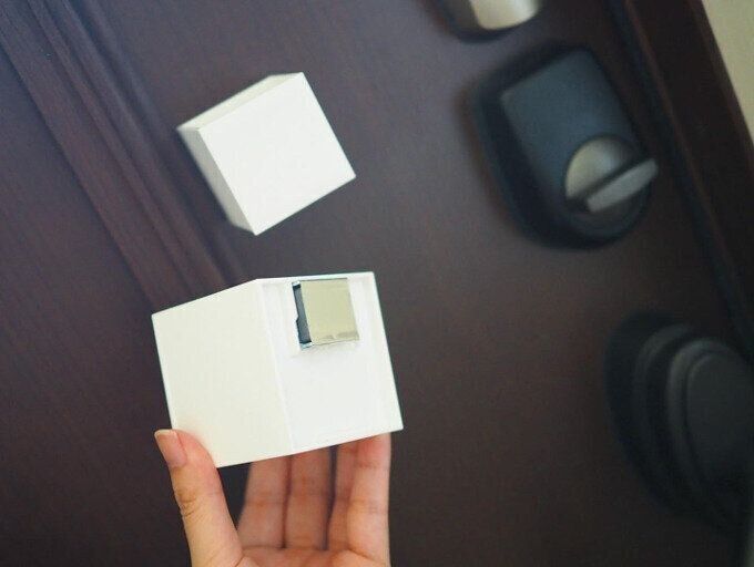 キューブポケットのマグネットを玄関の壁にもくっつけて収納