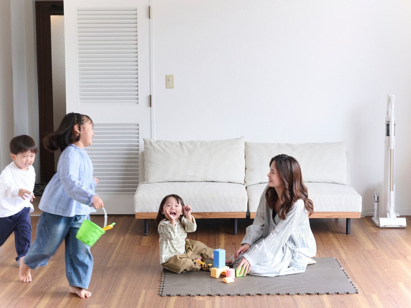 外遊びの砂や土ぼこり、足裏のべたべたなど……汚れの種類が増える、外遊び期。多様な床材でもしっかりキレイに