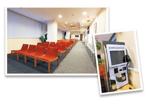 【写真左】一般不妊治療(タイミング・人工授精)から高度生殖補助医療(体外受精・顕微授精)までサポートするクリニック/【写真右】治療費の支払いも自動精算機の導入でよりスムーズに(クレジットカード利用可)