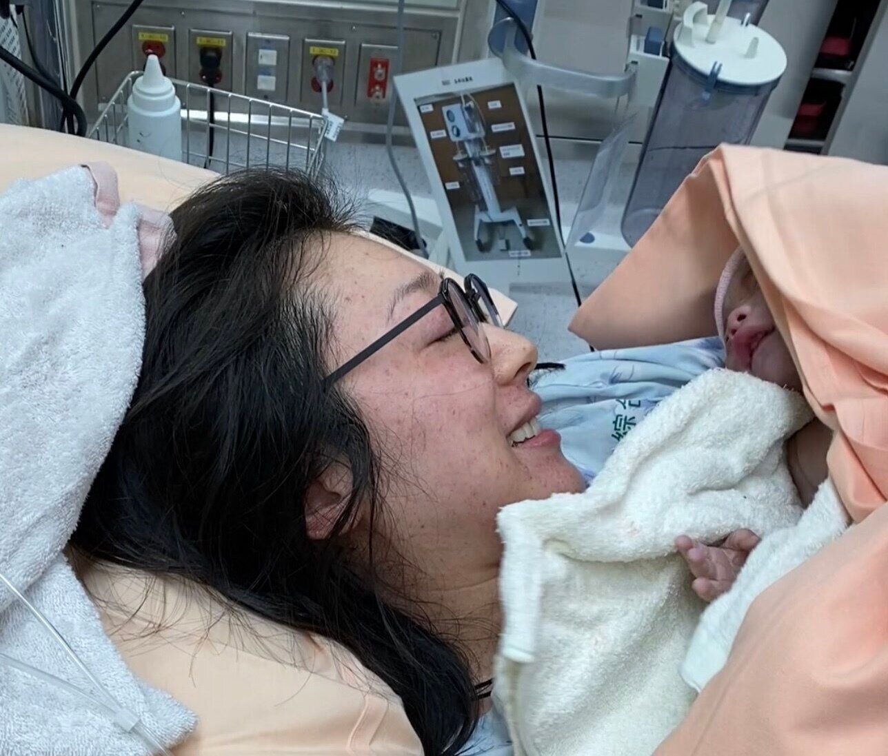 出産直後の藤岡さんと長男。