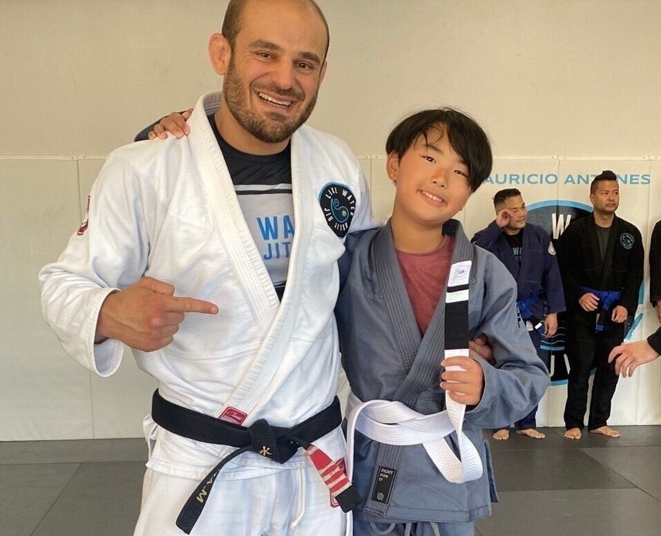 最近始めたというブラジリアン柔術のクラス。ヘビー級、金メダリストの先生と。