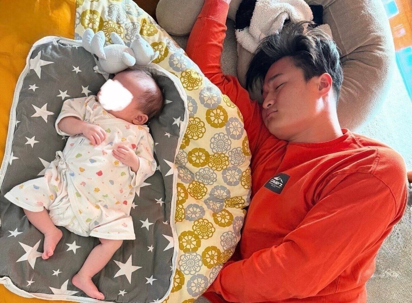 お昼寝中の高岸さんとお子さん。