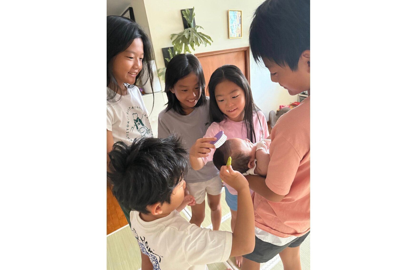 お兄ちゃんやお姉ちゃんたちにお世話をしてもらう四男。