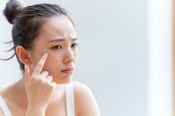 魅力的な日本女性のスキンケアイメージ