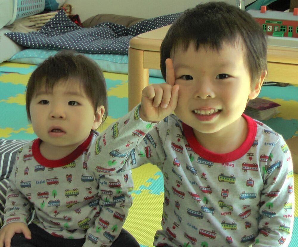 1歳ごろの修司くんと3歳ごろのお兄さん