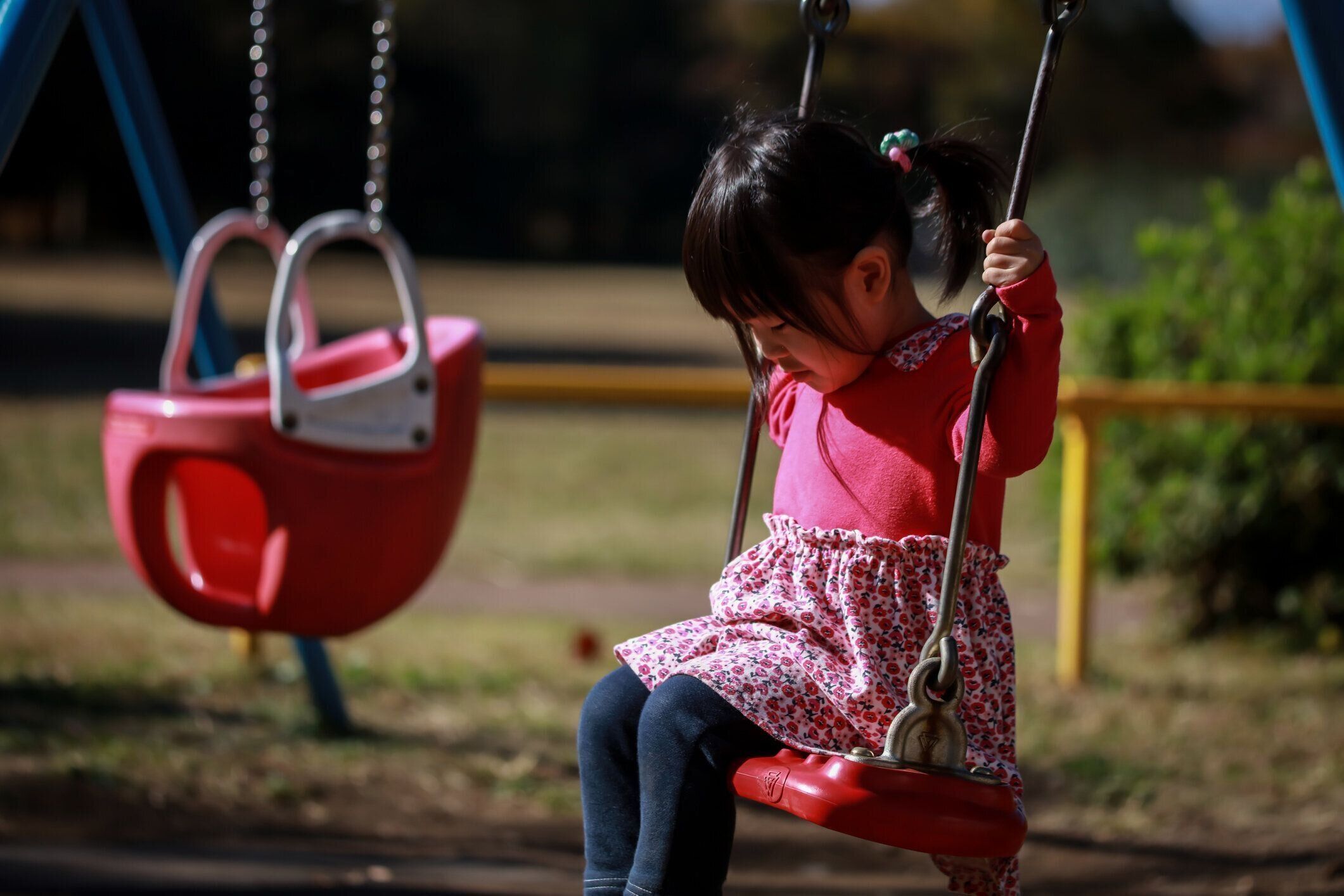 一人でブランコで遊ぶ女の子
